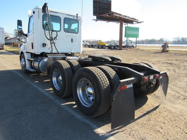 Image of Freightliner Cascadia 126 equipment image 2