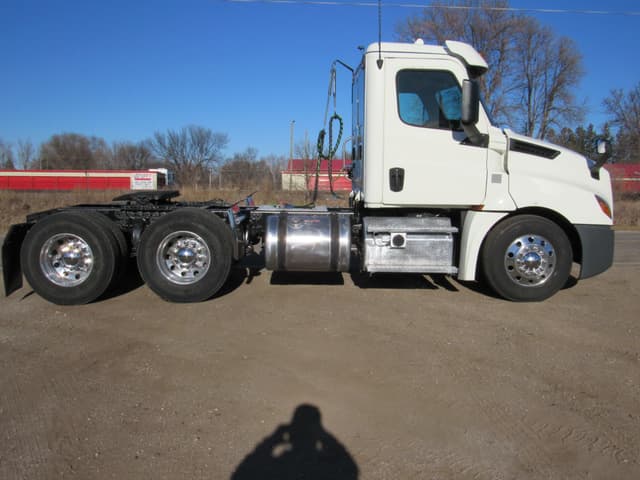 Image of Freightliner Cascadia 126 equipment image 4