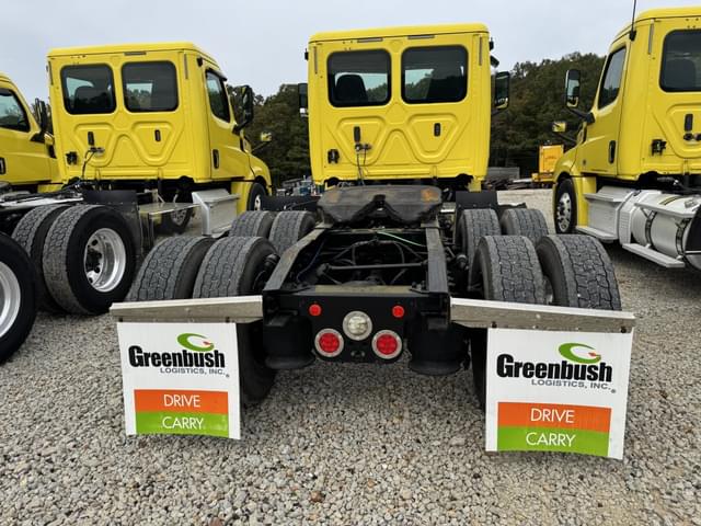 Image of Freightliner Cascadia 126 equipment image 4