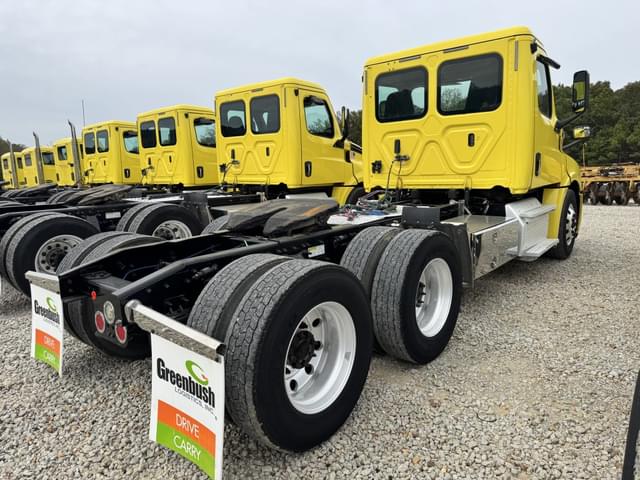 Image of Freightliner Cascadia 126 equipment image 3