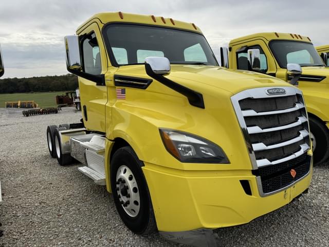 Image of Freightliner Cascadia 126 equipment image 2