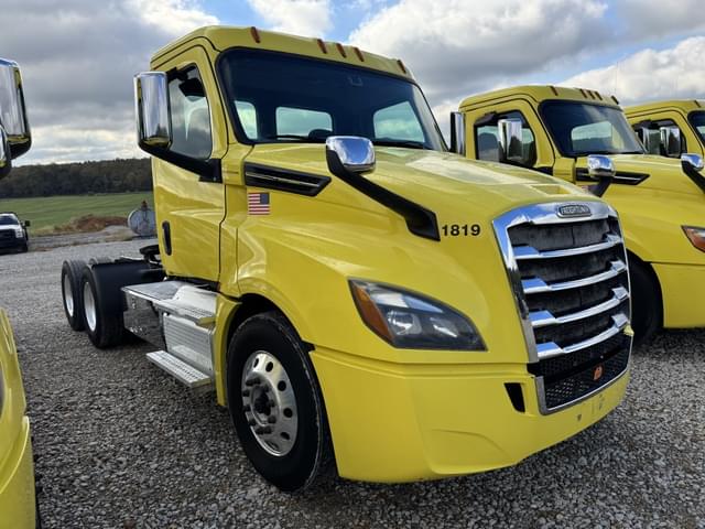 Image of Freightliner Cascadia 126 equipment image 3