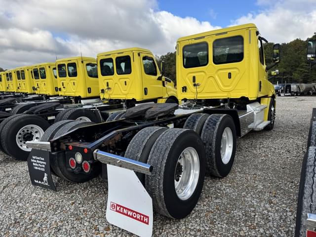 Image of Freightliner Cascadia 126 equipment image 4