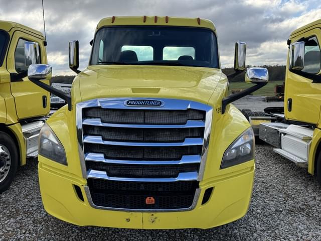 Image of Freightliner Cascadia 126 equipment image 1