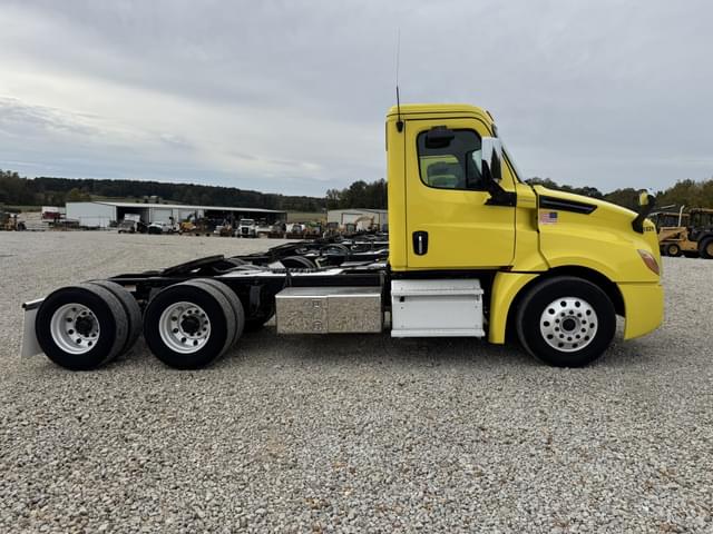 Image of Freightliner Cascadia 126 equipment image 3