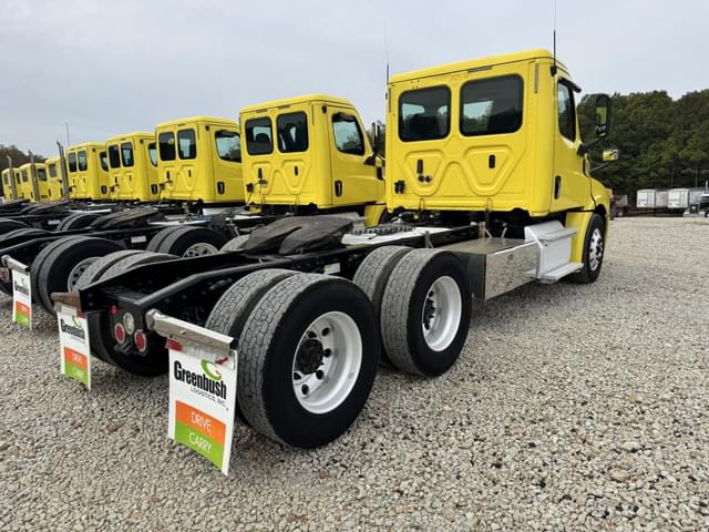 Image of Freightliner Cascadia 126 equipment image 4