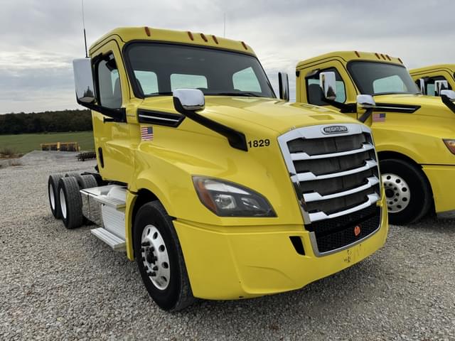 Image of Freightliner Cascadia 126 equipment image 2