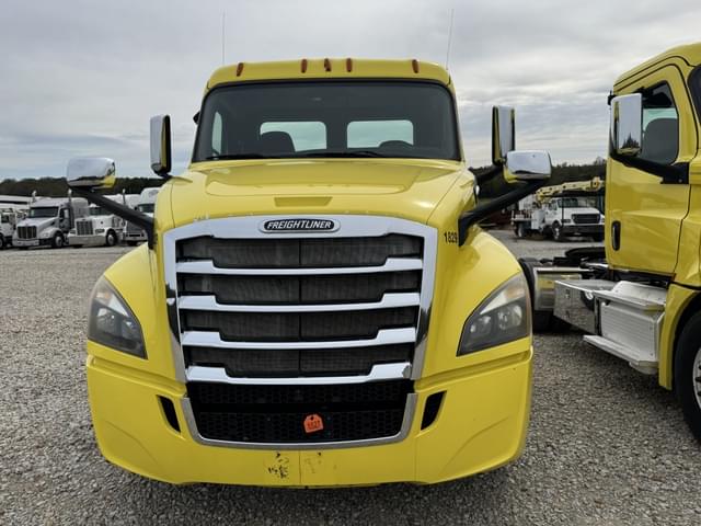 Image of Freightliner Cascadia 126 equipment image 1
