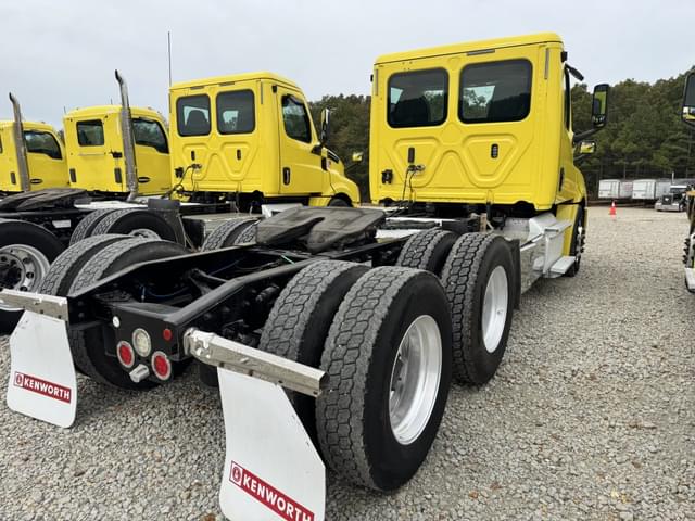 Image of Freightliner Cascadia 126 equipment image 3