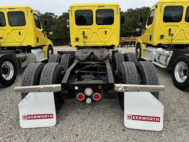 Image of Freightliner Cascadia 126 equipment image 4