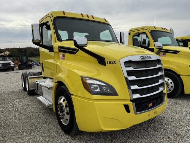 Image of Freightliner Cascadia 126 equipment image 2