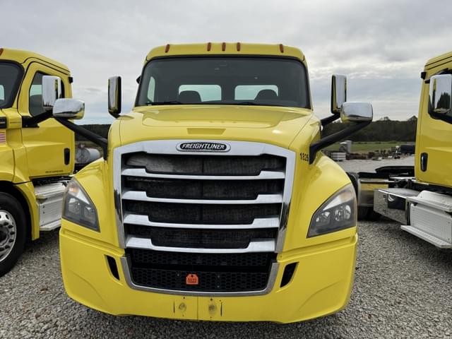 Image of Freightliner Cascadia 126 equipment image 1