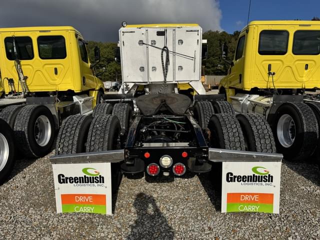 Image of Freightliner Cascadia 126 equipment image 4