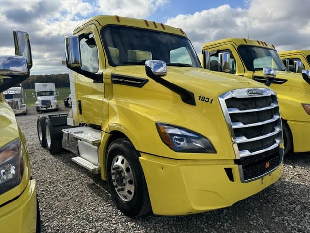 Image of Freightliner Cascadia 126 equipment image 2