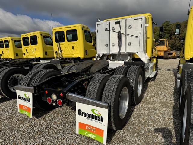 Image of Freightliner Cascadia 126 equipment image 3