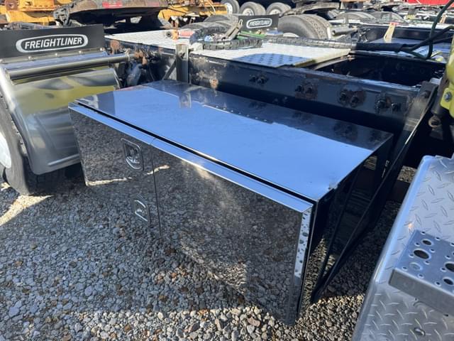 Image of Freightliner Cascadia 126 equipment image 2