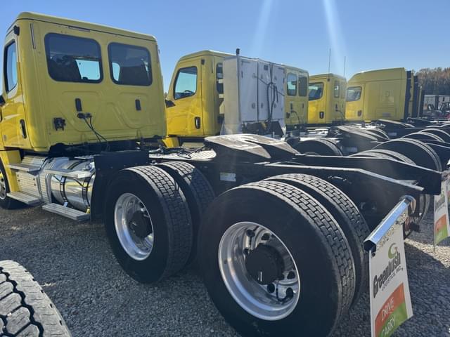 Image of Freightliner Cascadia 126 equipment image 4