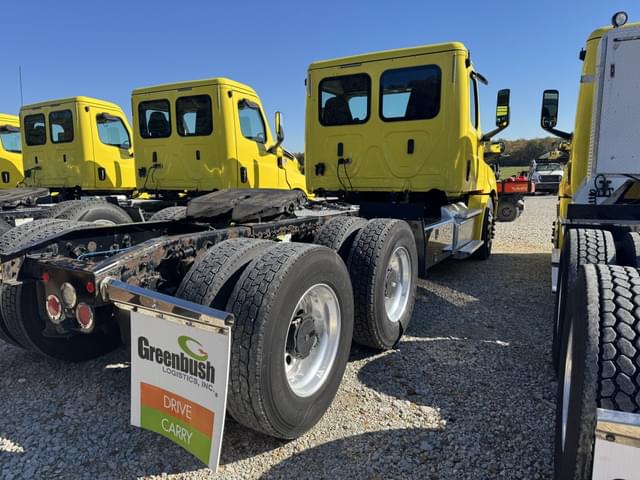 Image of Freightliner Cascadia 126 equipment image 3