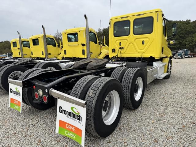 Image of Freightliner Cascadia 126 equipment image 4