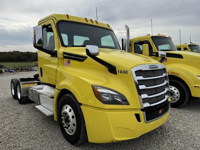Image of Freightliner Cascadia 126 equipment image 2