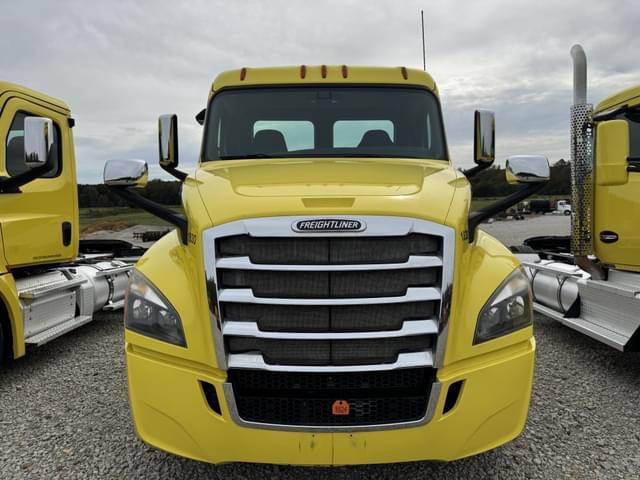 Image of Freightliner Cascadia 126 equipment image 1