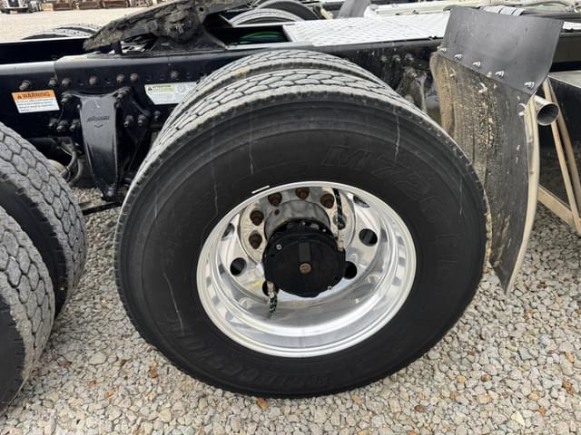 Image of Freightliner Cascadia 126 equipment image 3