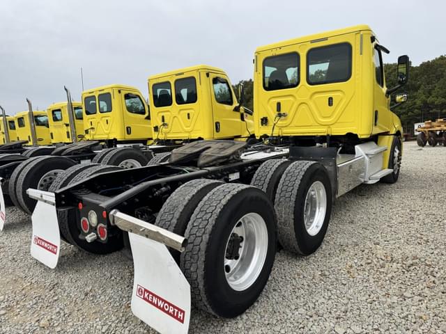 Image of Freightliner Cascadia 126 equipment image 3