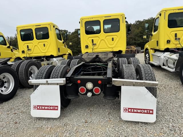 Image of Freightliner Cascadia 126 equipment image 4