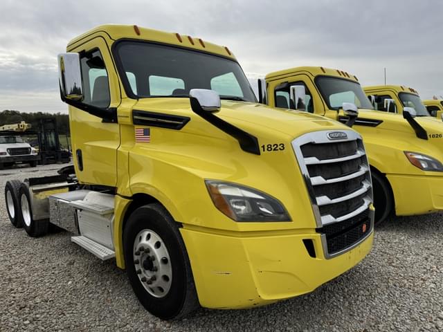 Image of Freightliner Cascadia 126 equipment image 2