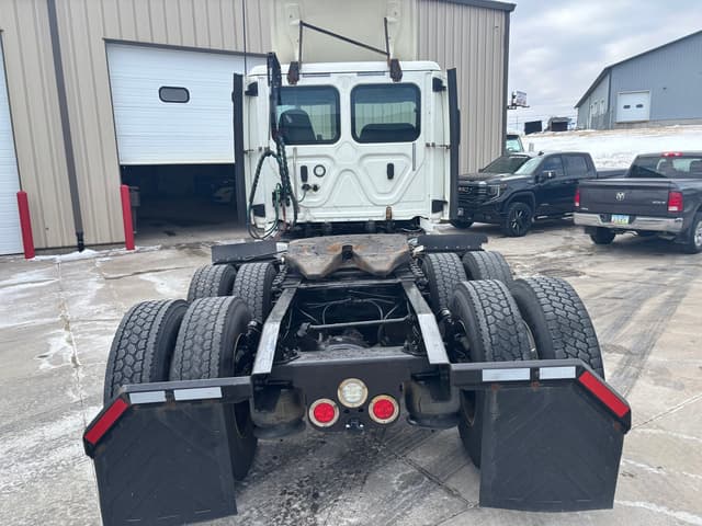 Image of Freightliner Cascadia 126 equipment image 2