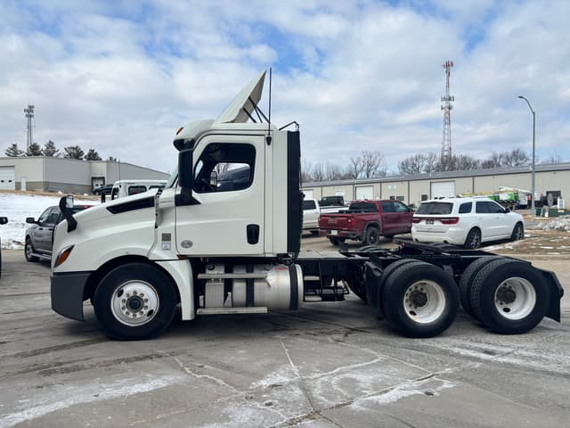 Image of Freightliner Cascadia 126 equipment image 1