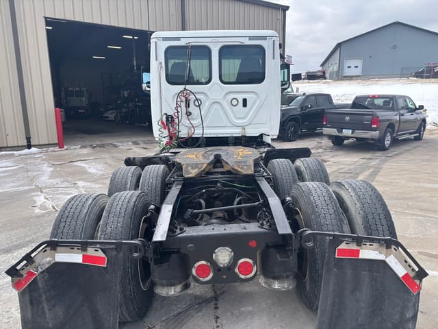 Image of Freightliner Cascadia 126 equipment image 2