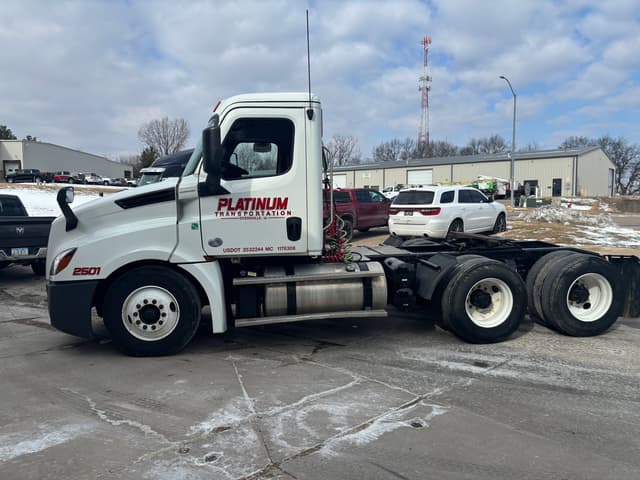 Image of Freightliner Cascadia 126 equipment image 1