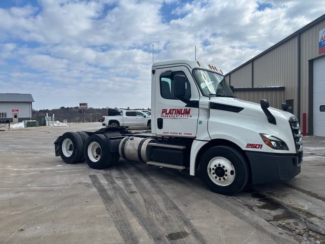 Image of Freightliner Cascadia 126 equipment image 4