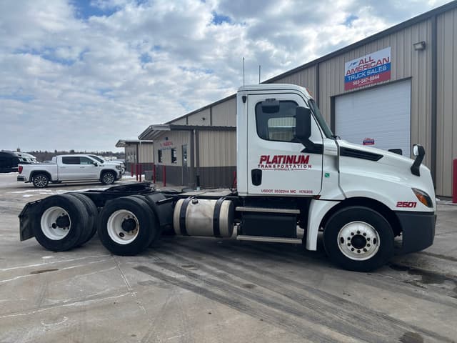 Image of Freightliner Cascadia 126 equipment image 3