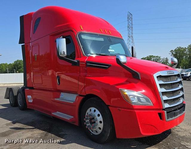 Image of Freightliner Cascadia 126 equipment image 2