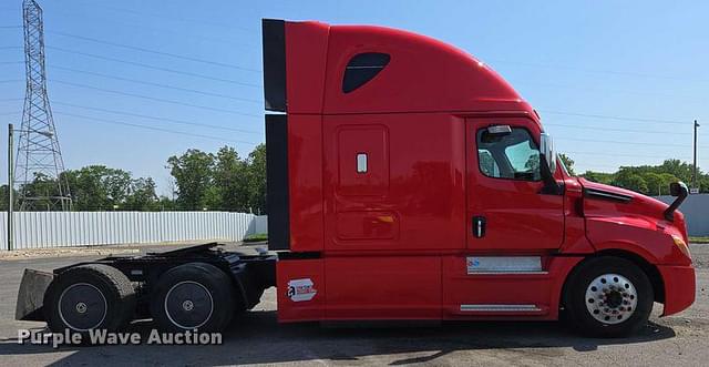 Image of Freightliner Cascadia 126 equipment image 3