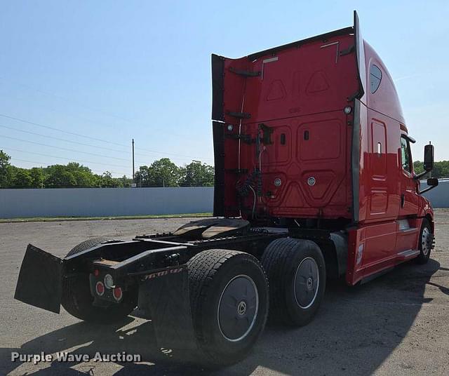 Image of Freightliner Cascadia 126 equipment image 4