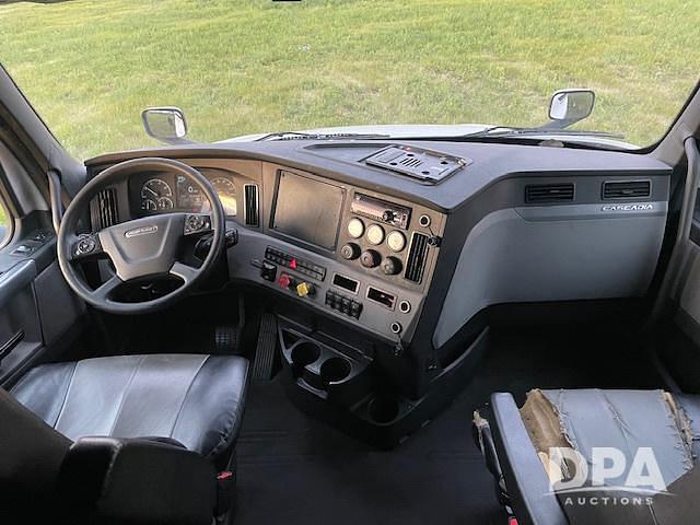 Image of Freightliner Cascadia 126 equipment image 2