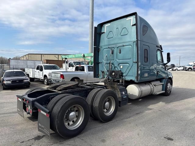 Image of Freightliner Cascadia 126 equipment image 4