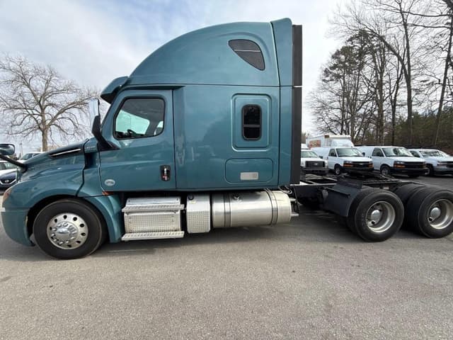 Image of Freightliner Cascadia 126 equipment image 1