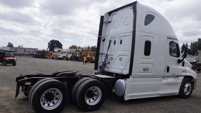 Image of Freightliner Cascadia equipment image 4