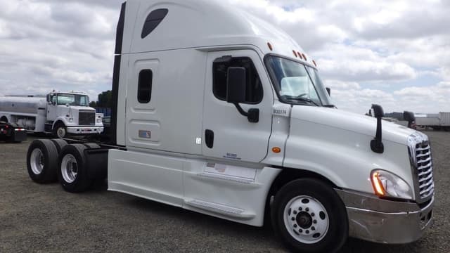 Image of Freightliner Cascadia equipment image 2
