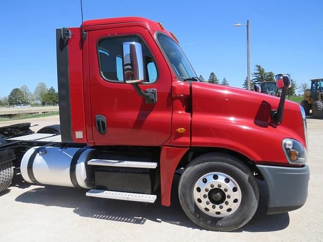 Image of Freightliner Cascadia equipment image 1