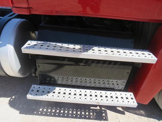 Image of Freightliner Cascadia equipment image 4