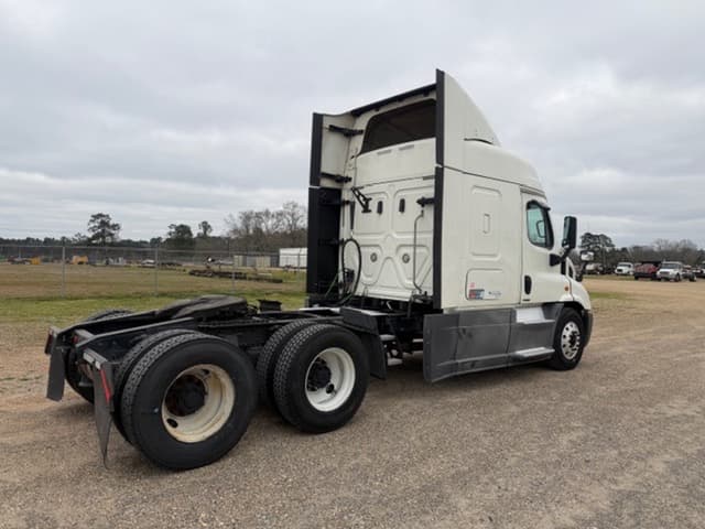 Image of Freightliner Cascadia equipment image 2