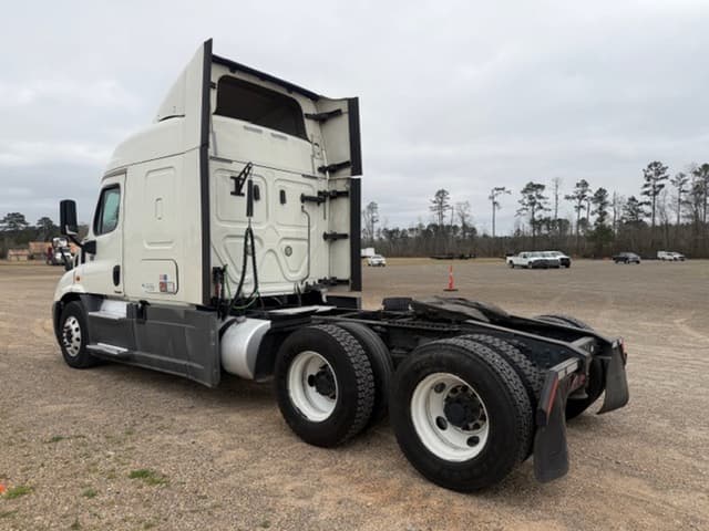 Image of Freightliner Cascadia equipment image 3