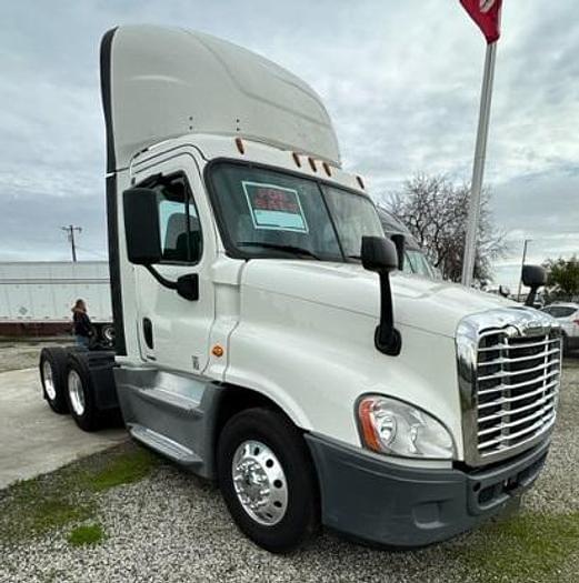 Image of Freightliner Cascadia equipment image 3