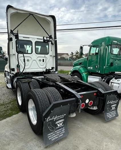 Image of Freightliner Cascadia equipment image 1