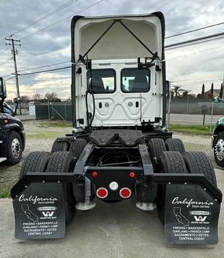 Image of Freightliner Cascadia equipment image 2